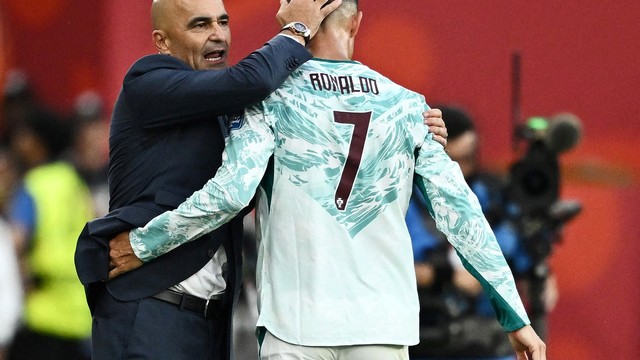 Roberto Martinez cumprimenta Cristiano Ronaldo em jogo de Portugal