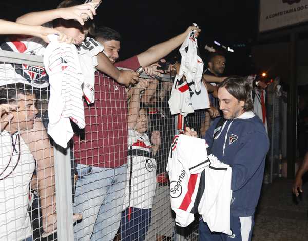 São Paulo chega a Goiânia para a Copa do Brasil e é recebido com festa.