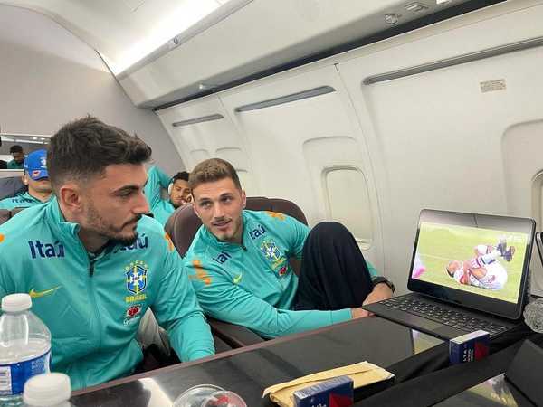 Rafael assiste à vitória do São Paulo ao lado de Bento em voo da seleção brasileira