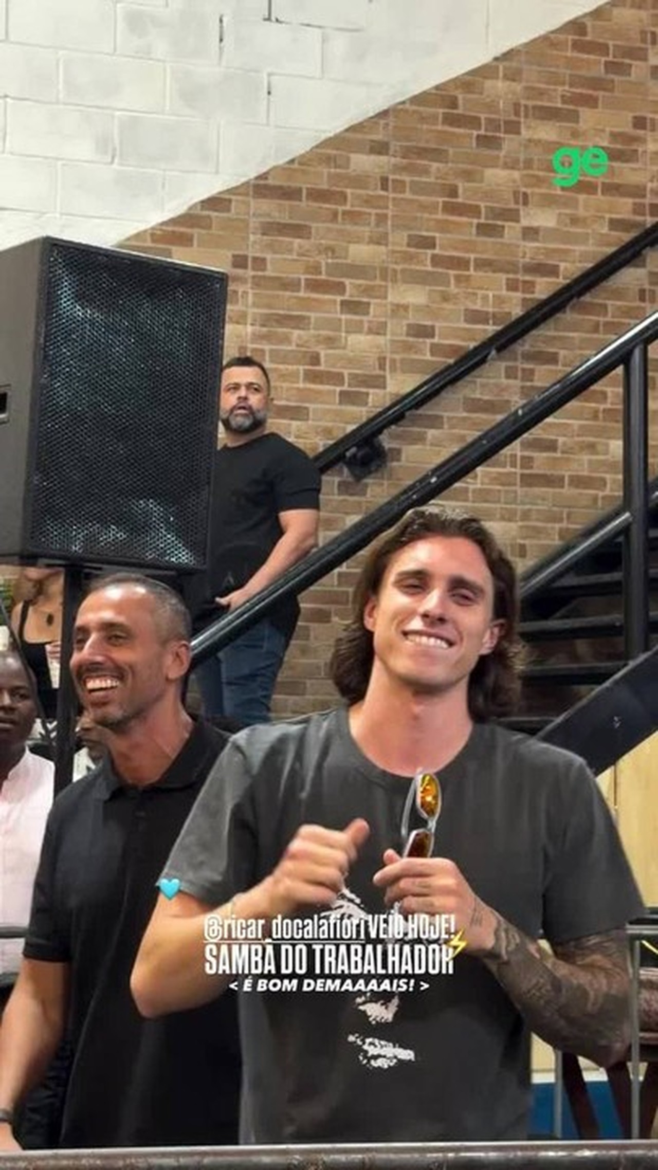Jorginho, do Flamengo, compartilha momento divertido com zagueiro italiano em clima de samba