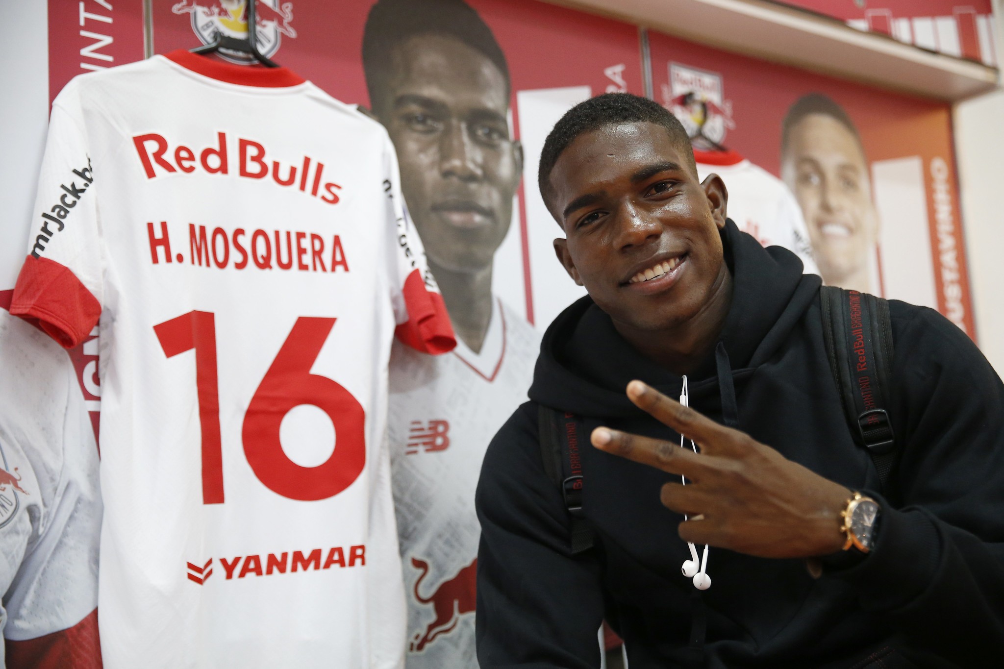 Botafogo negocia com Henry Mosquera, do RB Bragantino