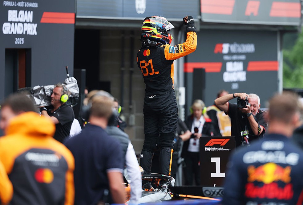 Oscar Piastri comemora a vitória no GP da Bélgica de F1 2025 — Foto: Ryan Pierse/Getty Images