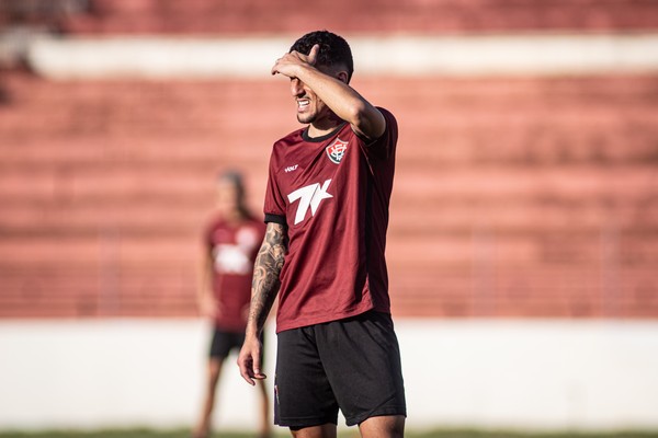 Gabriel Baralhas em partida oficial pelo Vitória