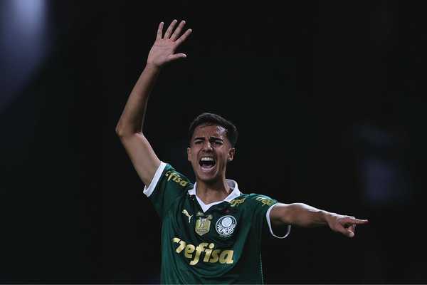 JOIA RARA! Palmeiras planeja investir em Vitor Reis como zagueiro mais caro do Brasil