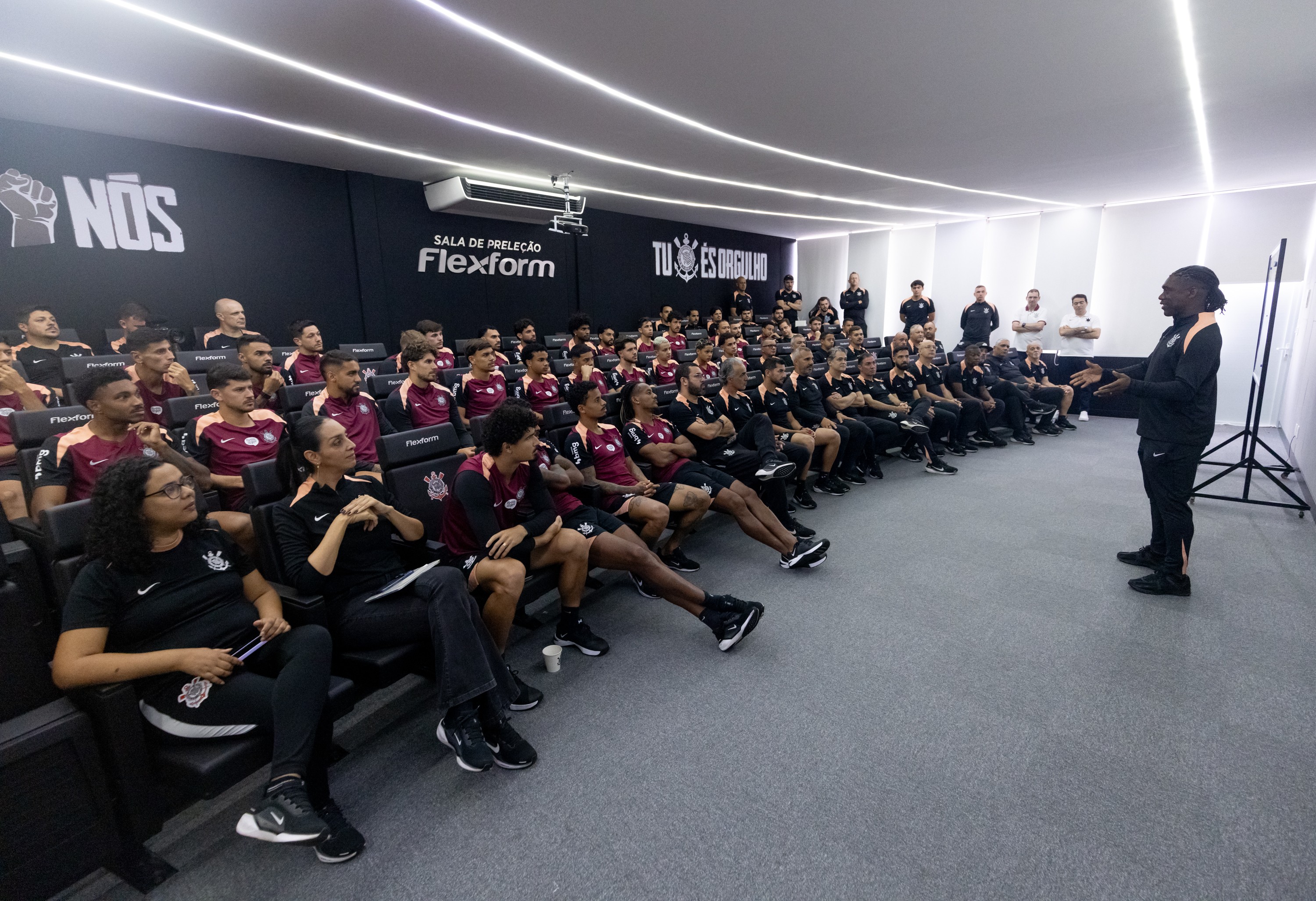 Jogadores do Corinthians em treinamento com contrato aberto