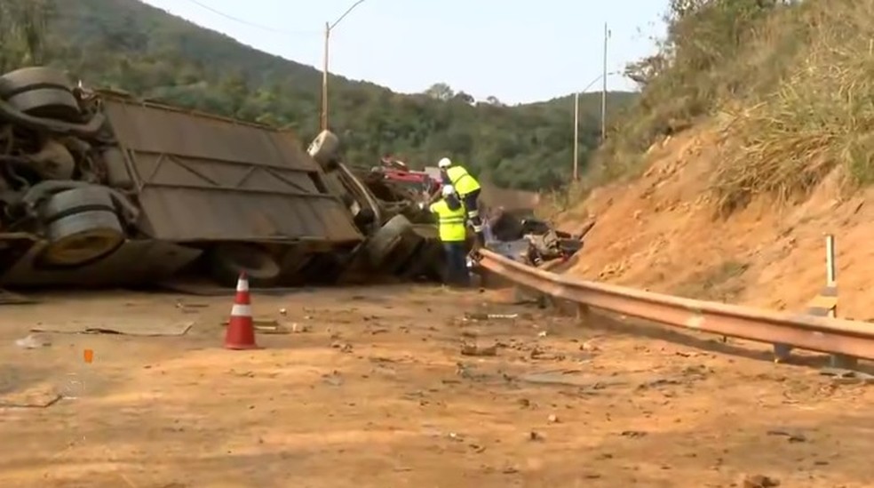 Ônibus com torcedores do Corinthians sofre acidente em Minas Gerais — Foto: reprodução/vídeo