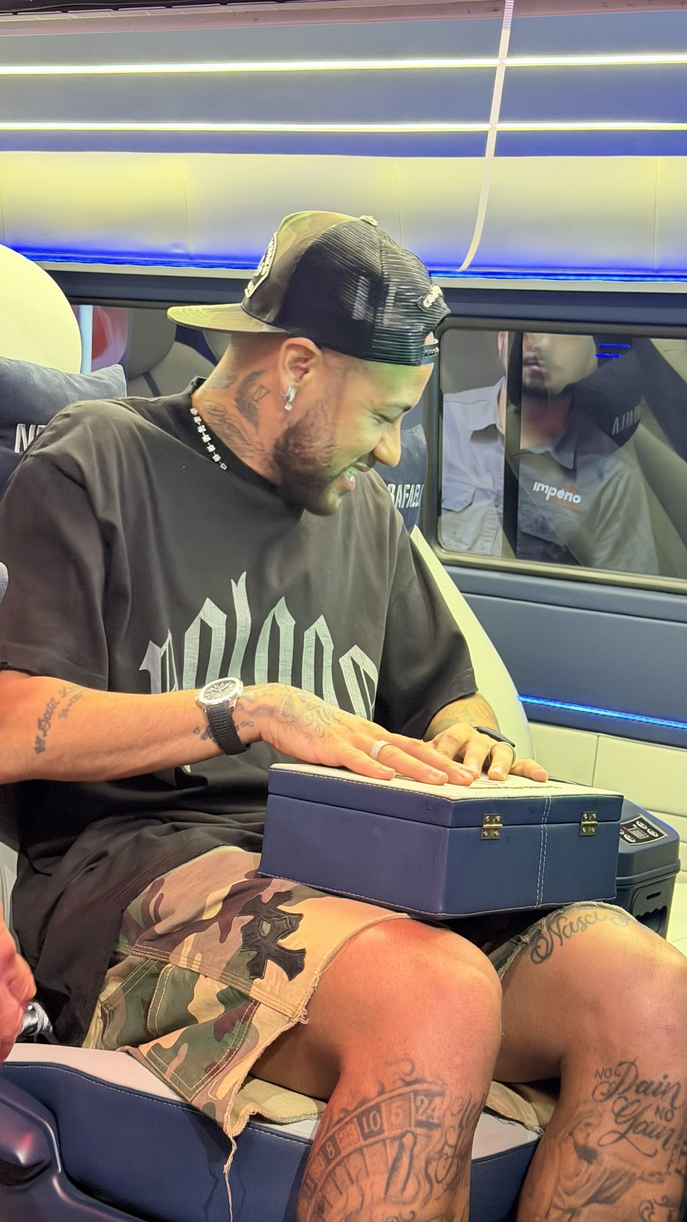 Neymar ganhou uma kombi do pai pelo aniversário de 34 anos — Foto: Divulgação/Império das Kombis