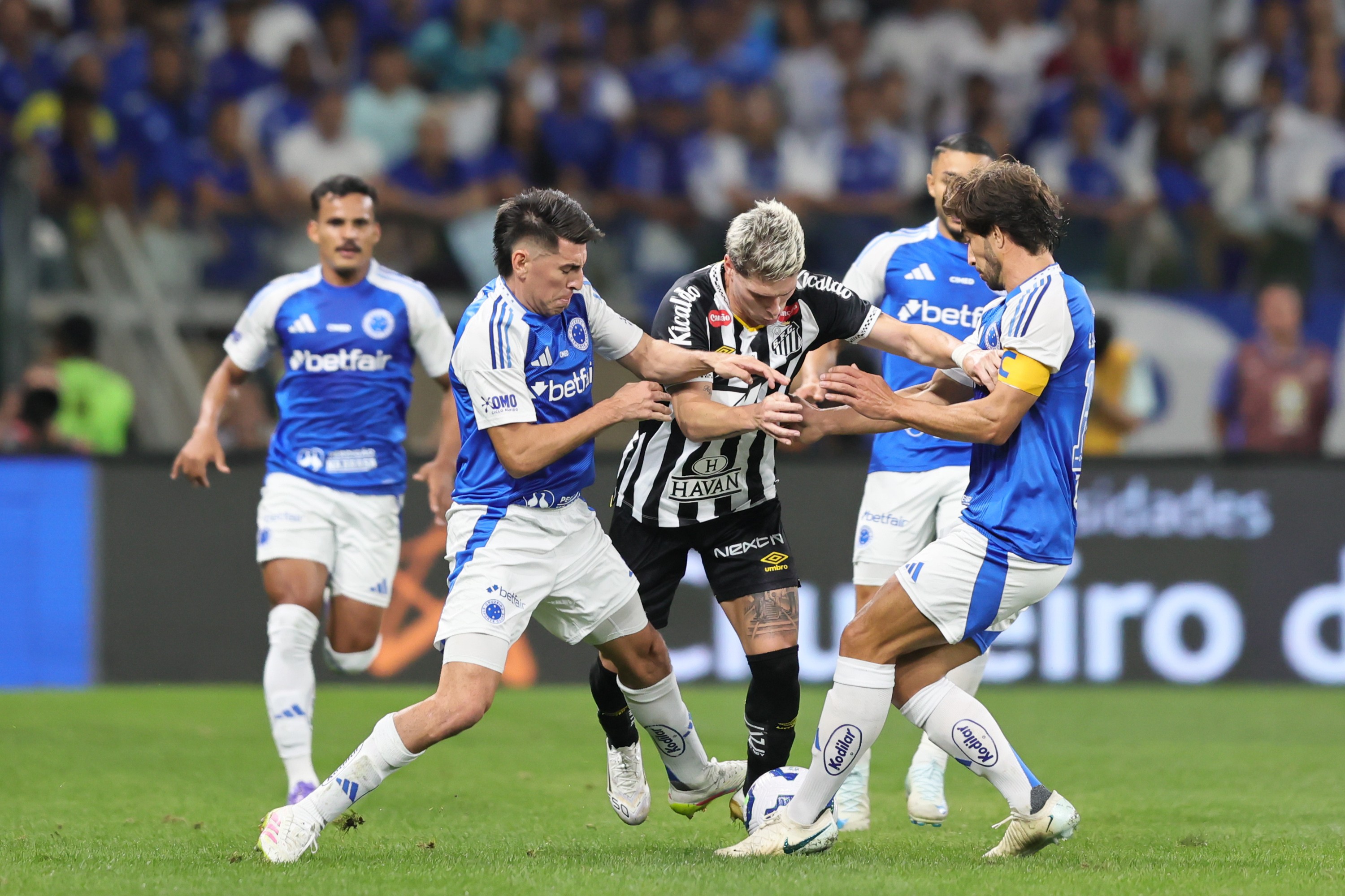 Cruzeiro perde fôlego e sofre gols pelos lados; confira desempenho dos laterais.