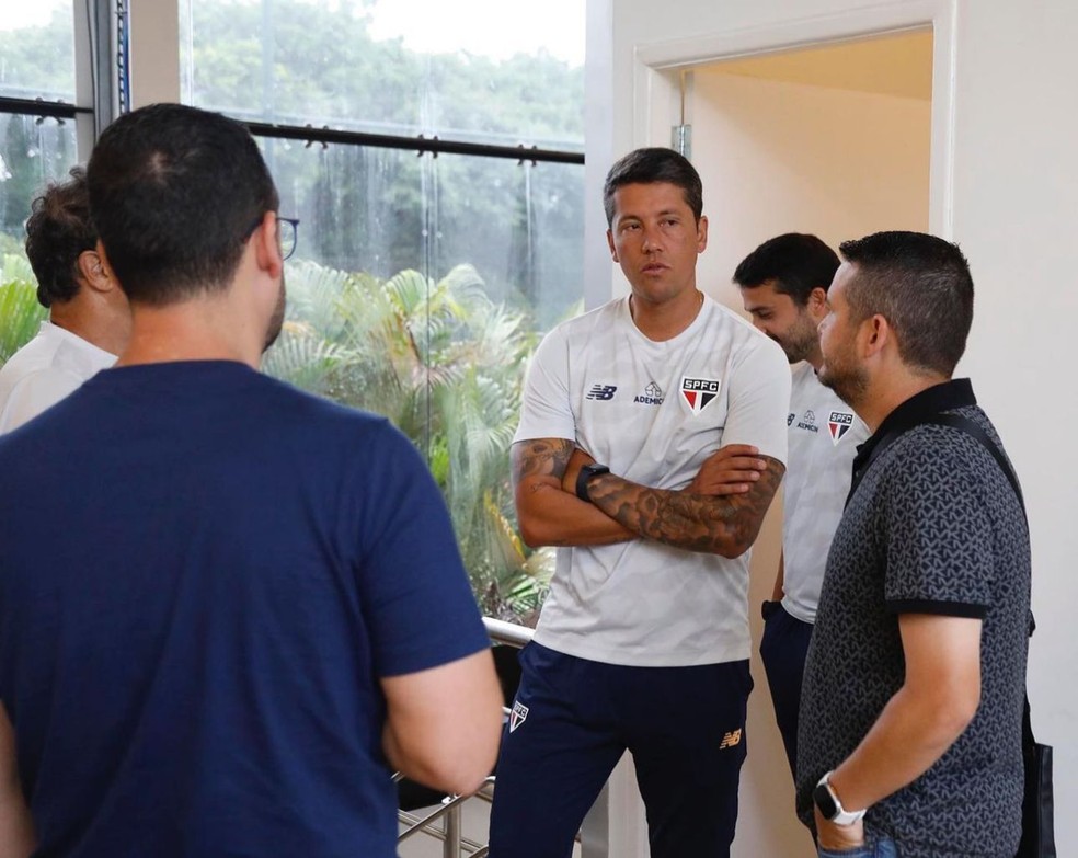 Thiago Carpini conhece CT do São Paulo na Barra Funda — Foto: Rubens Chiri/saopaulofc.net