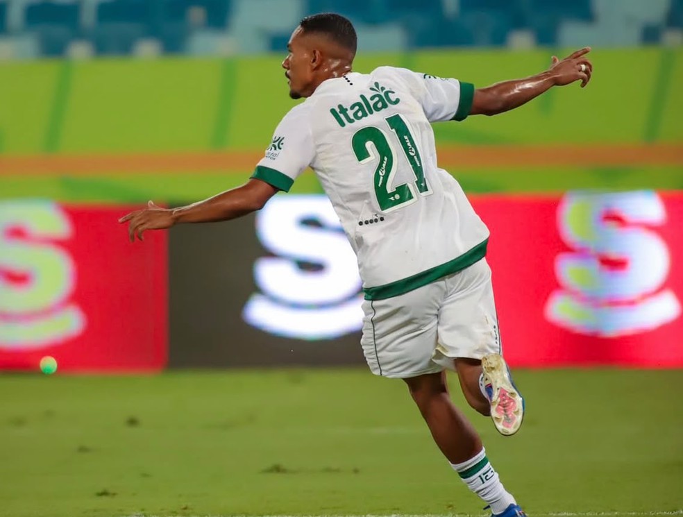 Jean Carlos comemora gol do Goiás contra o Cuiabá na Arena Pantanal — Foto: Comunicação / Goiás E.C.