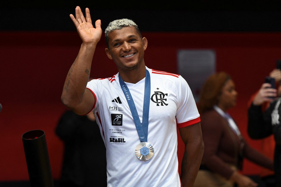 Isaquias Queiroz foi homenageado pelo Flamengo  Foto: Reuters