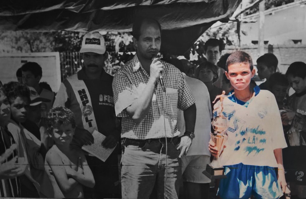 Pepe Criança recebendo prêmio do prefeito de Maceió