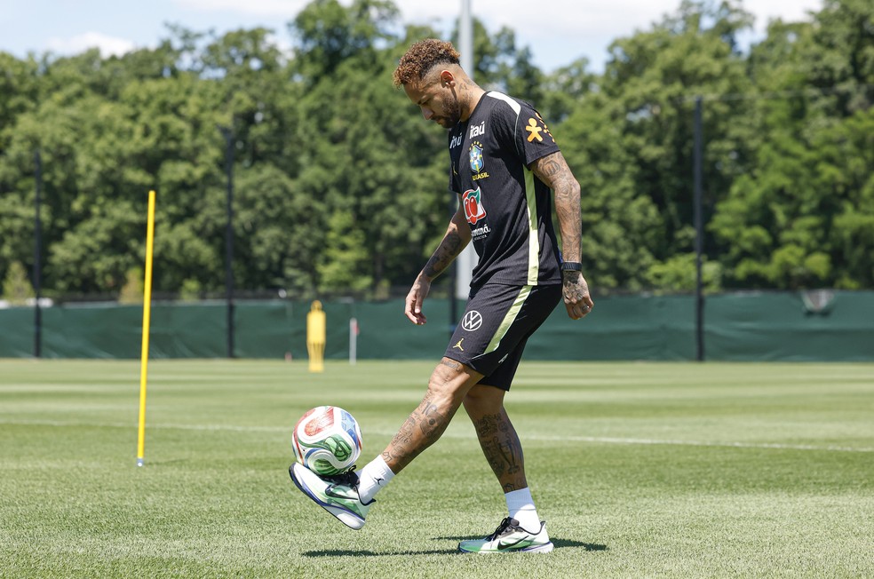 Neymar brinca com a bola em treino da Seleção — Foto: Rafael Ribeiro/CBF