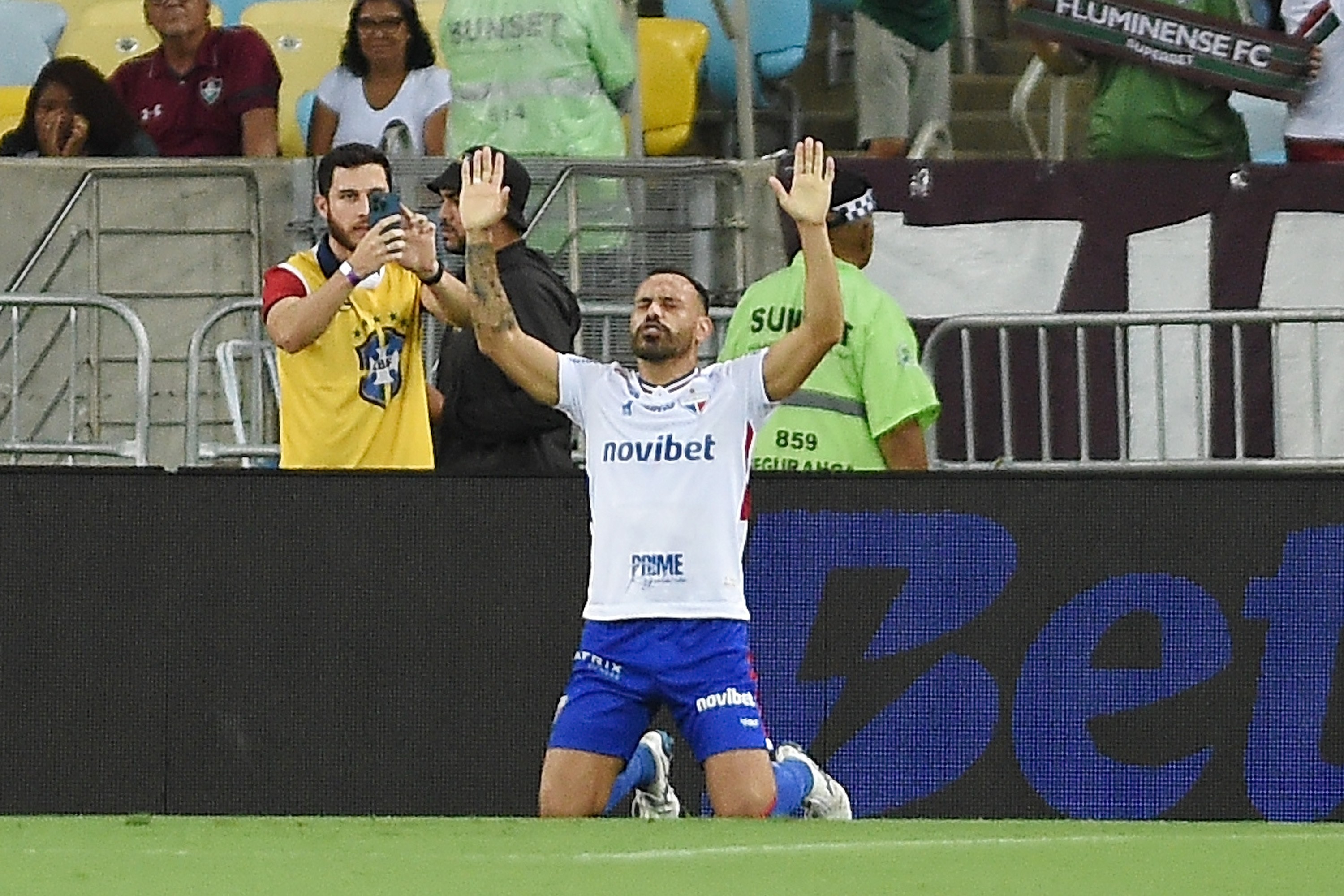 Santos negocia a contratação do atacante Moisés, do Fortaleza