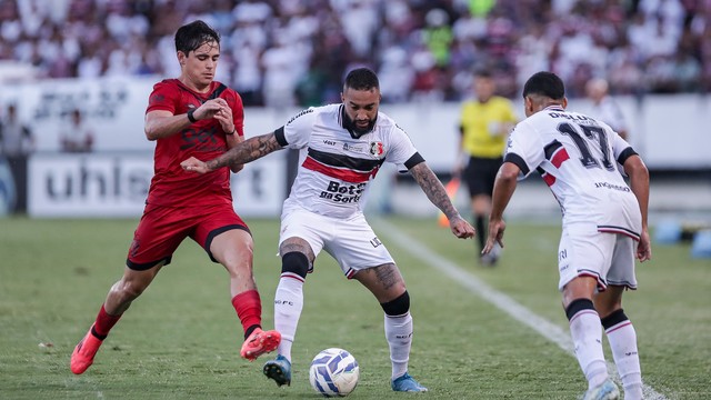 Lenny Lobato e Rafinha disputam bola em Santa Cruz x Sport