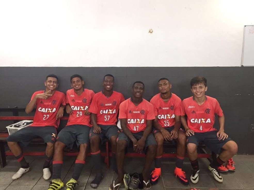 Renan (segundo da esquerda para direita) na base do Flamengo