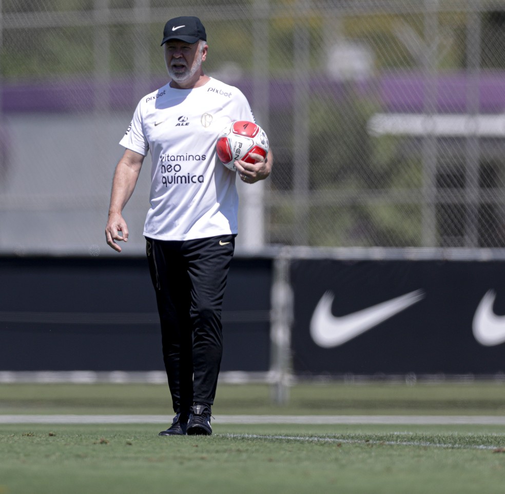 Técnico Mano Menezes em pré-temporada do Corinthians — Foto: Rodrigo Coca / Ag.Corinthians
