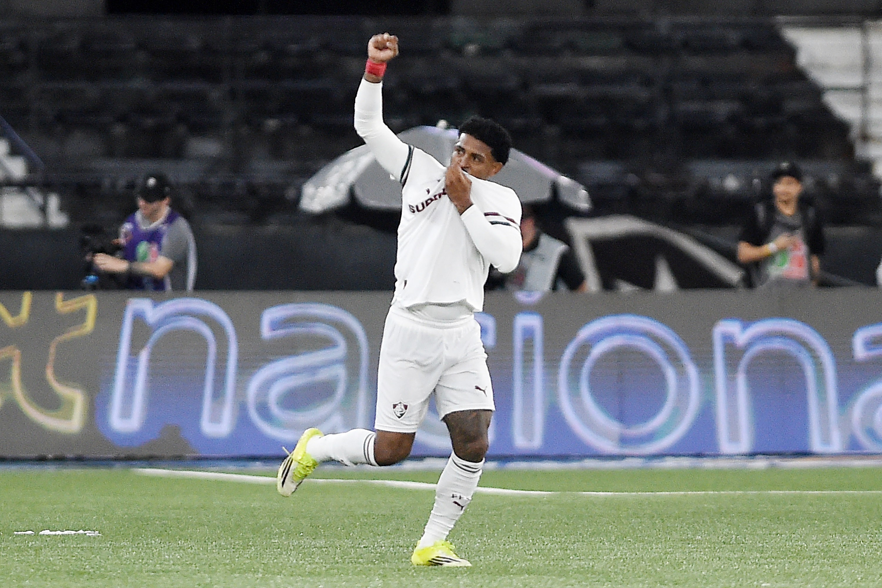 Fluminense vence Botafogo por 1 a 0 com gol de John Kennedy e avança no Carioca