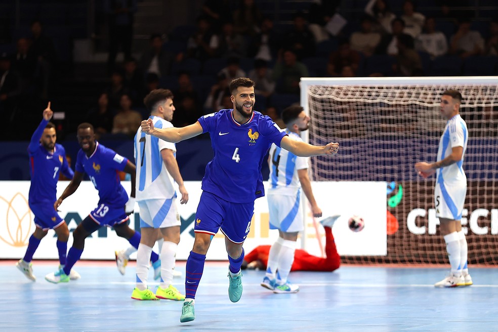 Menendez comemora gol da Fran&ccedil;a contra a Argentina na semifinal da Copa do Mundo de Futsal &mdash; Foto: Robertus Pudyanto - FIFA/FIFA via Getty Images