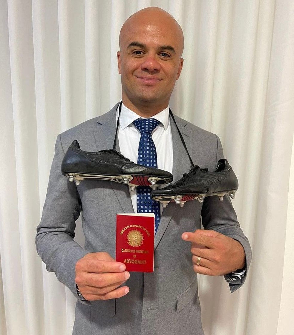 Ruy Cabeção, ex-jogador de futebol, posa para foto com chuteira e carteira da OAB — Foto: Reprodução/ Instagram