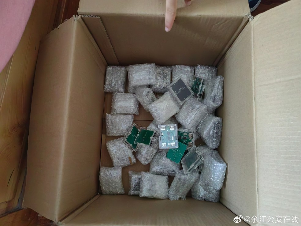 Hardwares e outro componentes apreendidos de vendedores de cheats na China — Foto: Weibo/Departamento de Segurança Pública de Yujiang