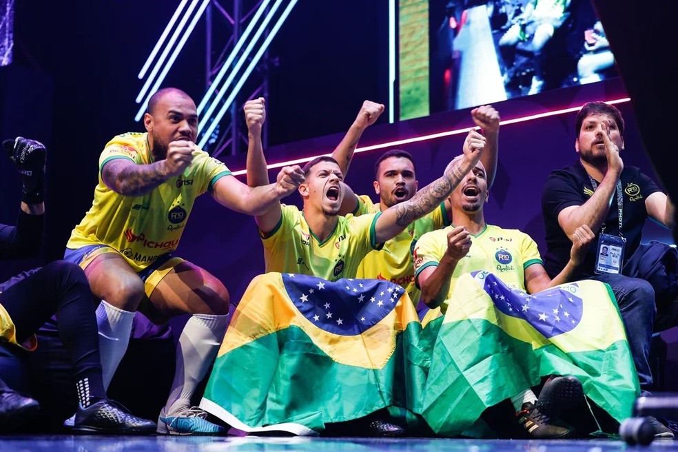 FIFA Time de Ronaldinho Ga cho disputa torneio de futebol h brido