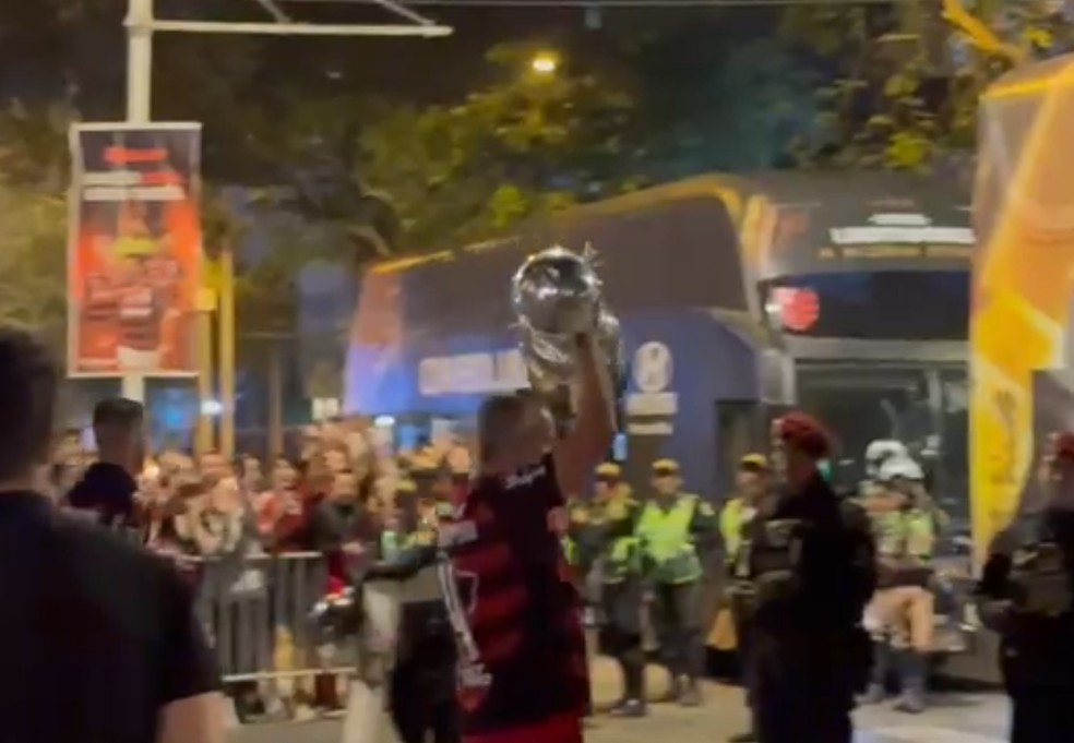 Jos� Boto ergue ta�a de campe�o da Libertadores na sa�da do hotel em Lima &mdash; Foto: Luiza S� / ge