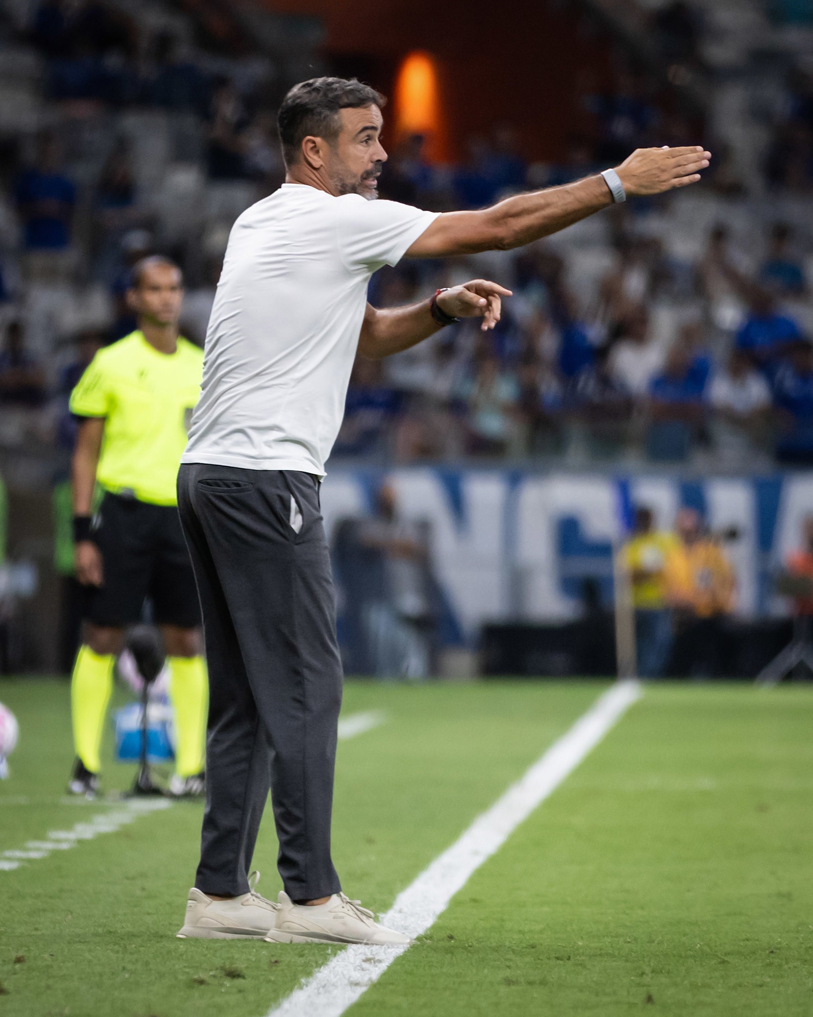 Artur Jorge celebra Cruzeiro no G-4, mas liga sinal de alerta para reta final do Brasileirão