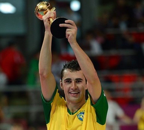 Neto, melhor jogador de futsal do mundo em 2012, vai retirar tumor