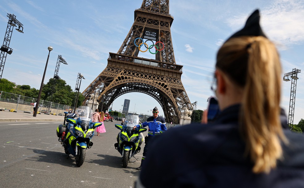 Acesso à Torre Eiffel parcialmente fechado a uma semana da cerimônia de abertura dos Jogos Olímpicos de Paris — Foto: Kai Pfaffenbach/Reuters
