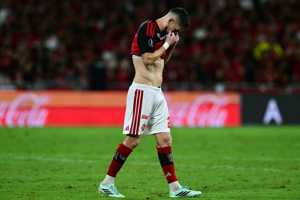 Jorginho lamenta pênalti perdido em Flamengo x Estudiantes — Foto: Pablo PORCIUNCULA / AFP