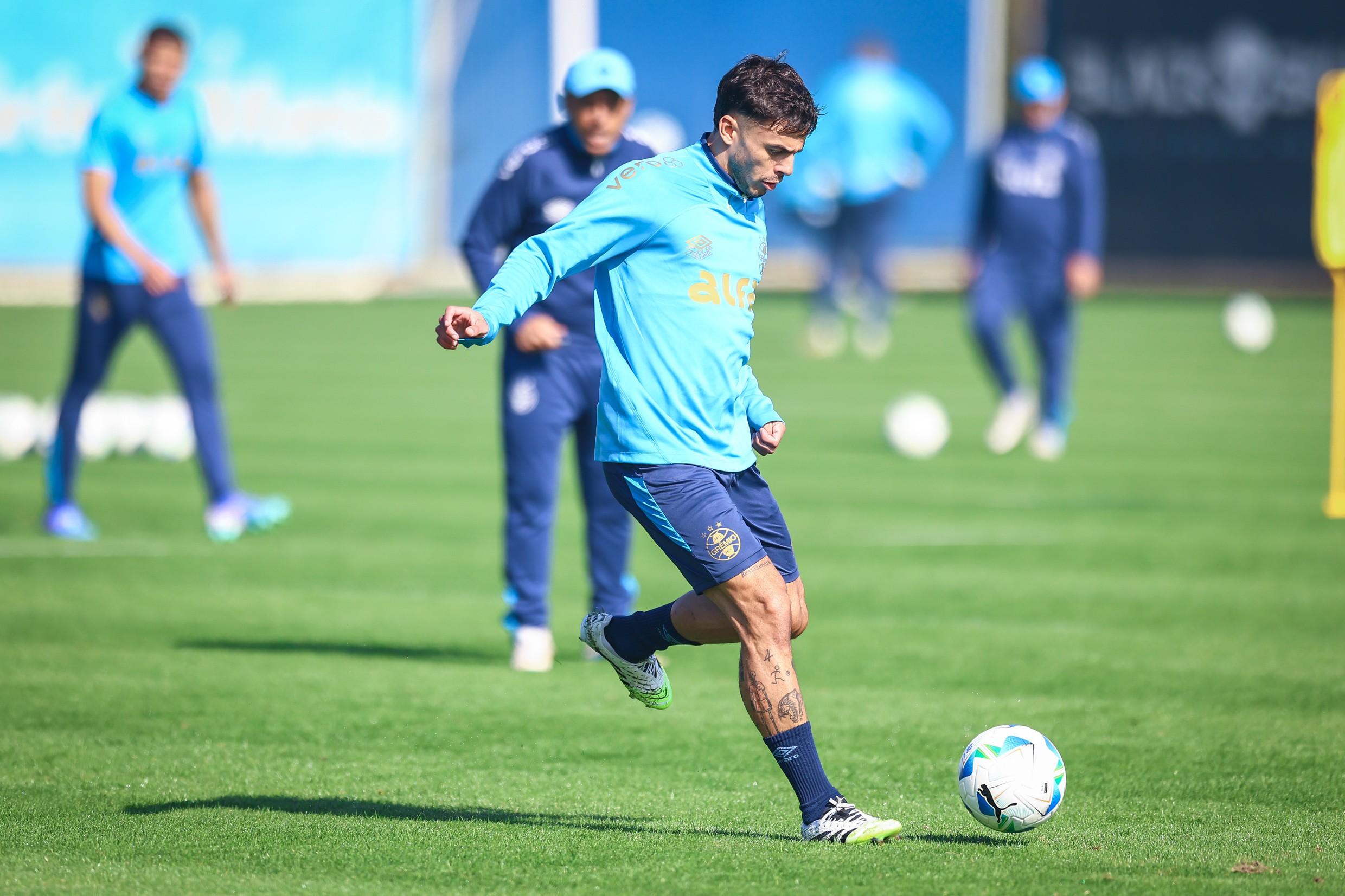 Carballo treina com elenco do Grêmio visando estreia em breve no time