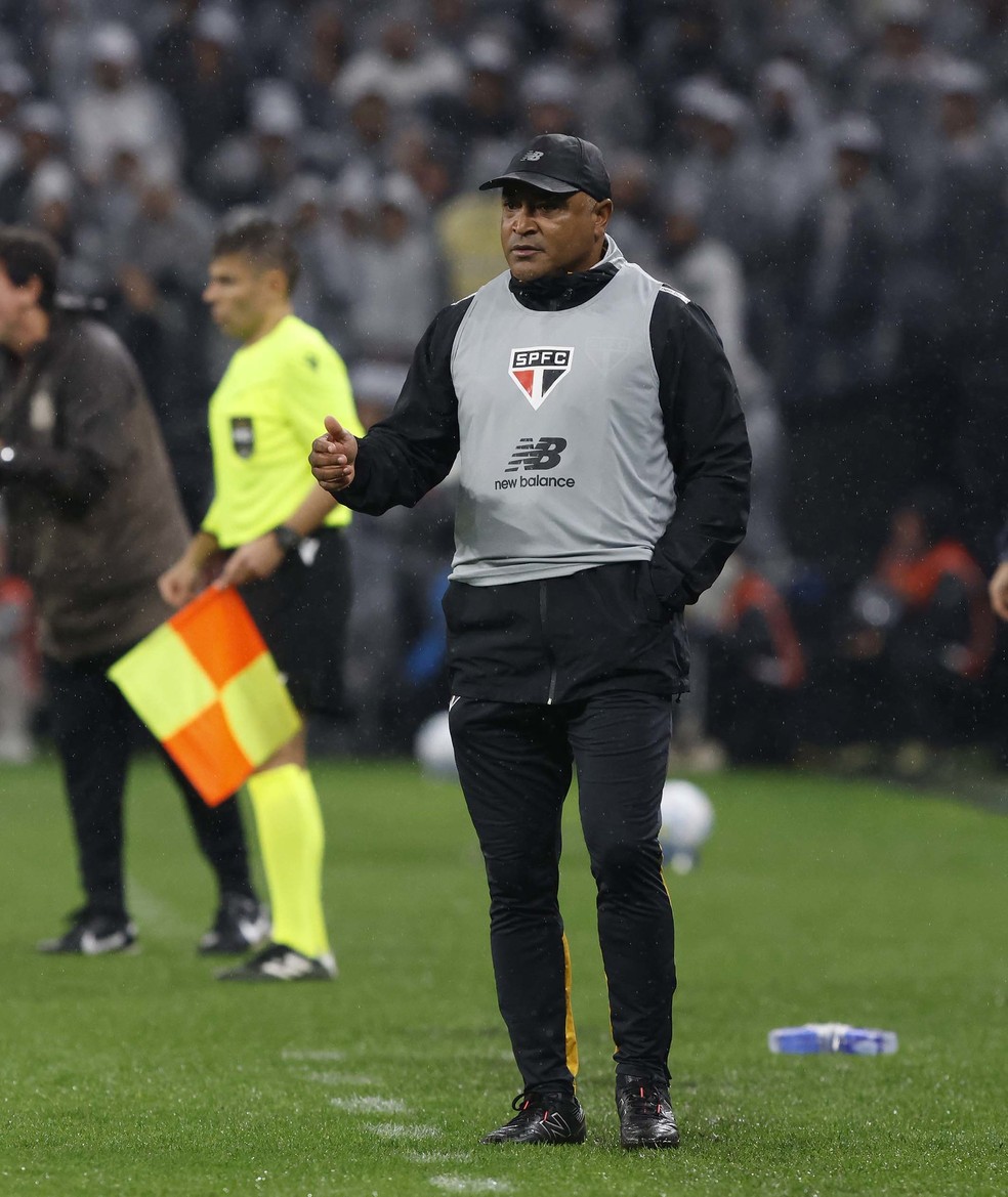 Roger Machado vive momento de pressão no Tricolor — Foto: Rubens Chiri/Saopaulofc.net