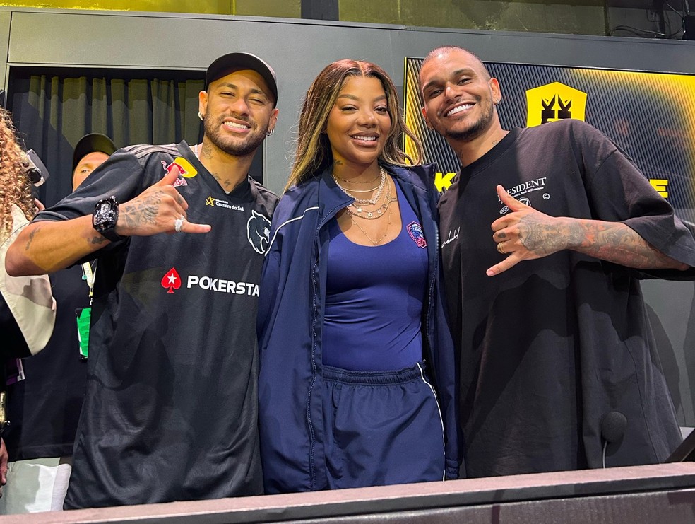 Neymar, com a cantora Ludmilla e o amigo Cris Guedes em dia de jogo da FURIA na Kings League Brasil — Foto: Reprodução/X