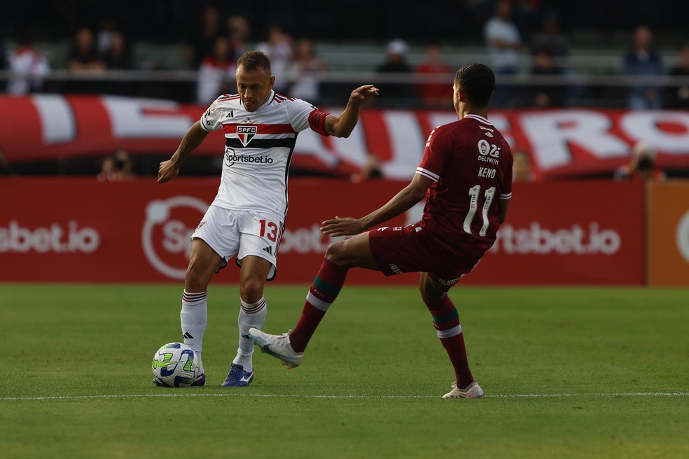 Futuro substituto do Rafinha? São Paulo tem lateral-direito na