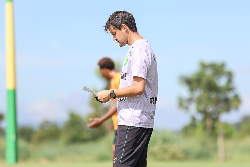 Luiz Fernando Iubel comanda treino do Cuiabá antes da segunda rodada da Copa Sul-Americana — Foto: AssCom Dourado