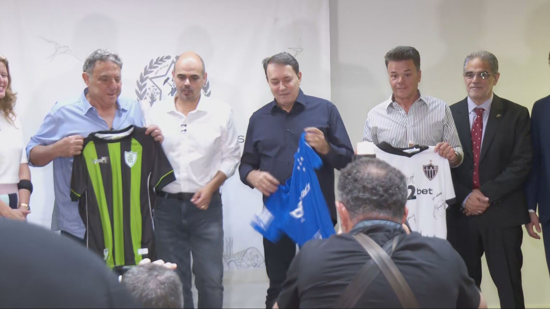 Governo de Minas anuncia ajuda de R$ 30 milhões a Atlético-MG e Cruzeiro após saída de "bets"