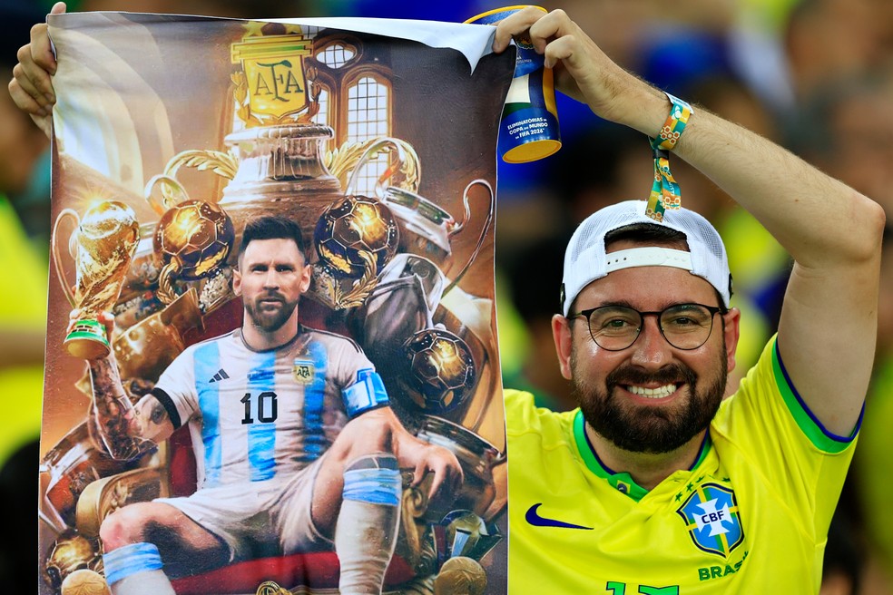 Torcedor brasileiro exibe homenagem a Messi: astro dividiu opiniões no Maracanã — Foto: Getty Images