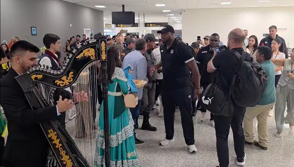 Santos chega com festa ao aeroporto de Ponta Porã — Foto: Franz Mendes