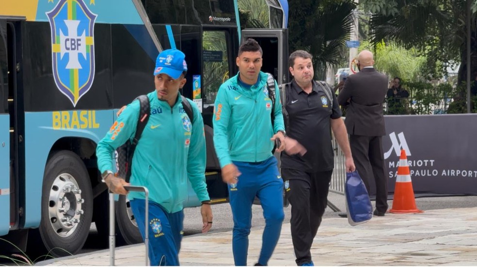 Raphinha e Casemiro na chegada da Seleção a São Paulo, nesta sexta — Foto: ge