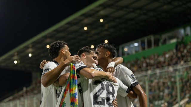 Time do Atlético-MG comemora gol diante da Chapecoense