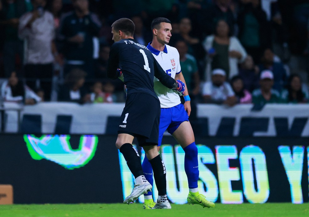 Filip Stankovic consola Stefan Bukinac após gol contra em amistoso entre México e Sérvia