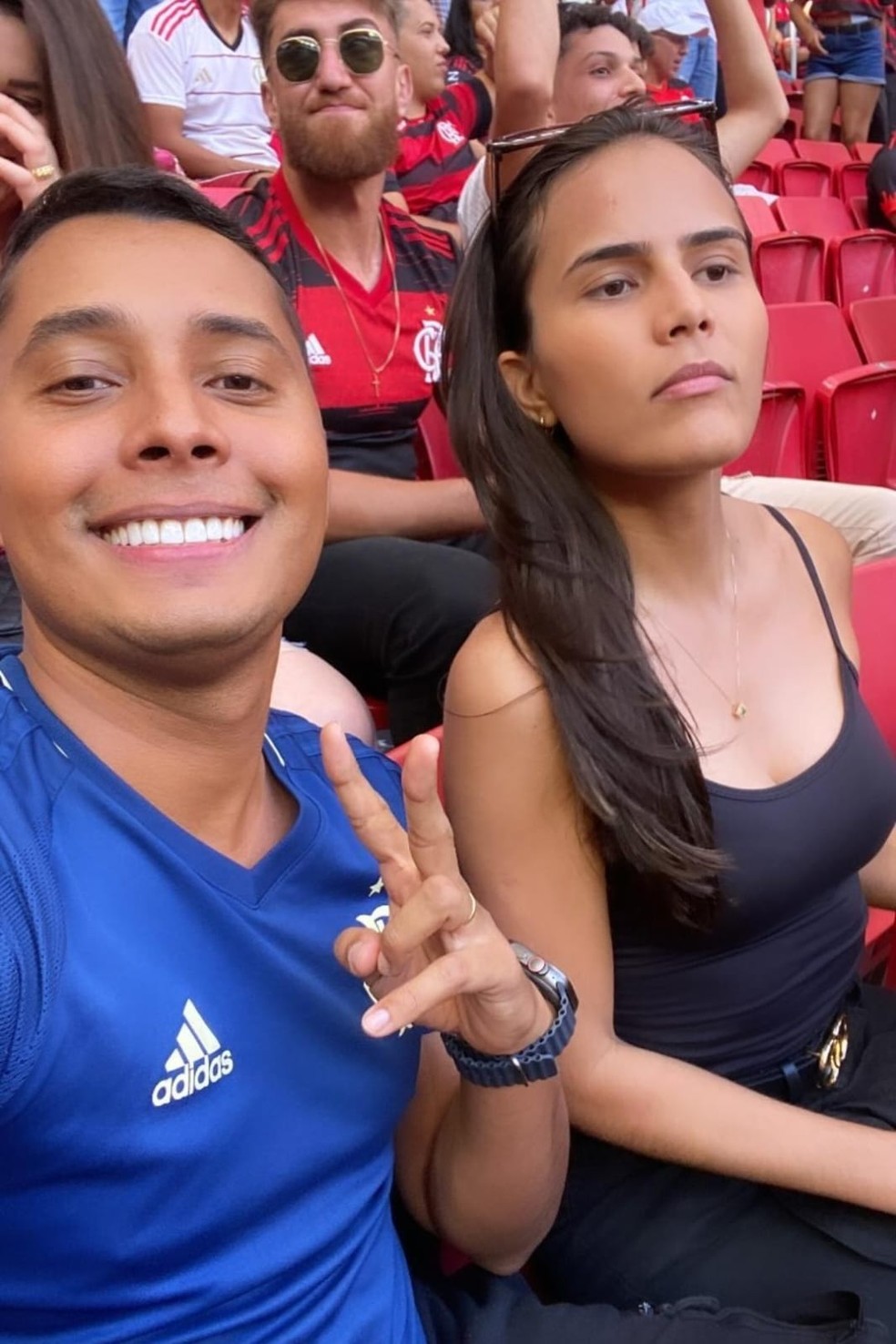 Edinho ao lado da esposa na arquibancada do Flamengo x Crici�ma � Foto: Arquivo Pessoal