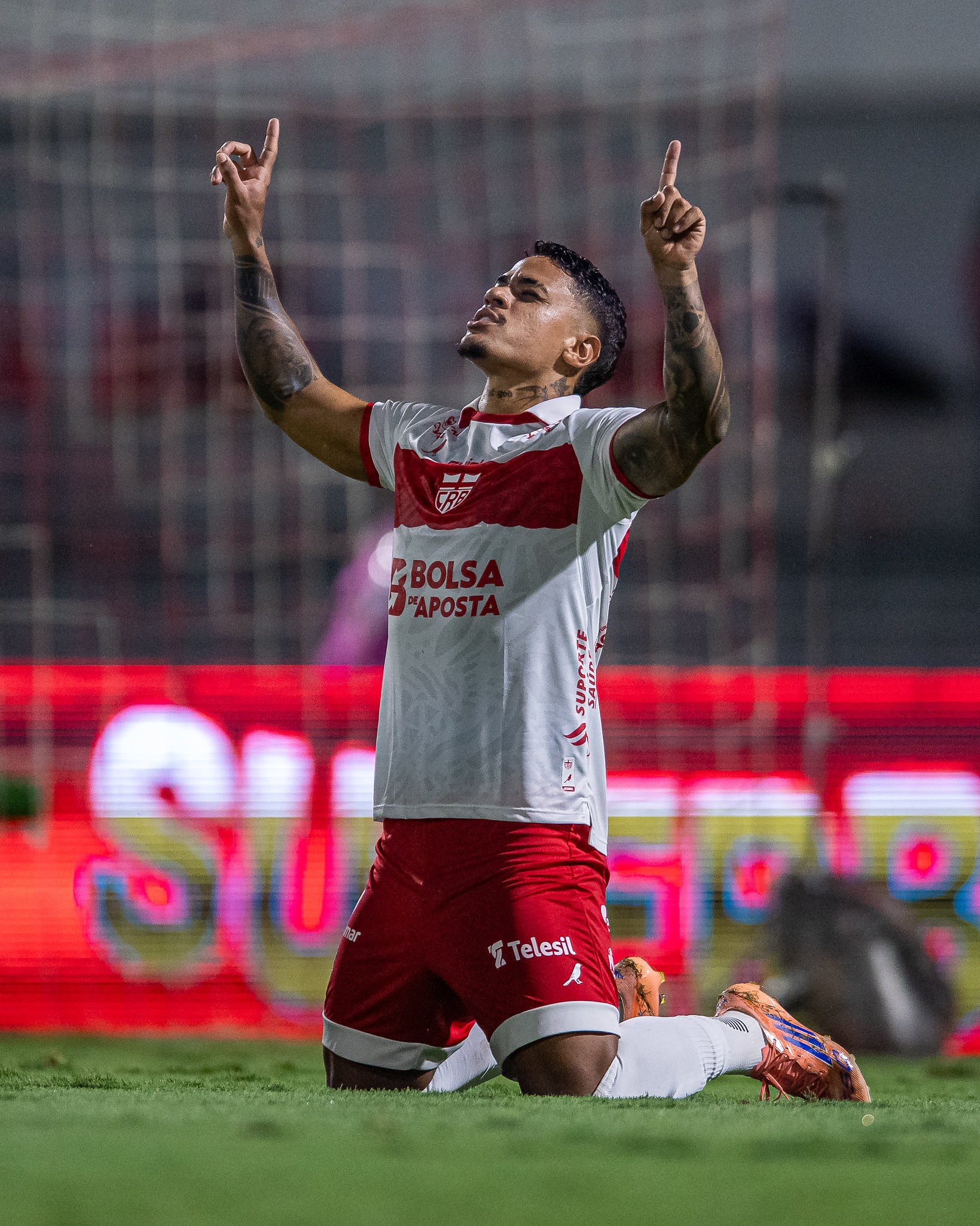 Geovane faz primeiro gol pelo CRB, recebe elogio de Fábio Matias e resume: "Resiliência"