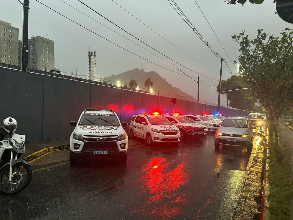 Viaturas da Polícia Militar na porta do CT do Santos — Foto: Gabriel Oliveira