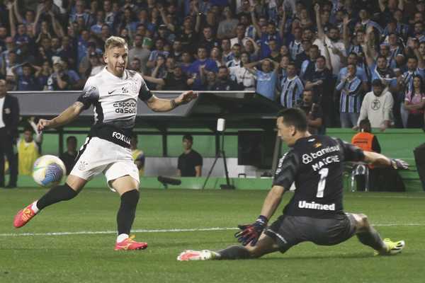Edenilson, Cristaldo e Pavon desperdiçam penalidades em eliminação do Grêmio