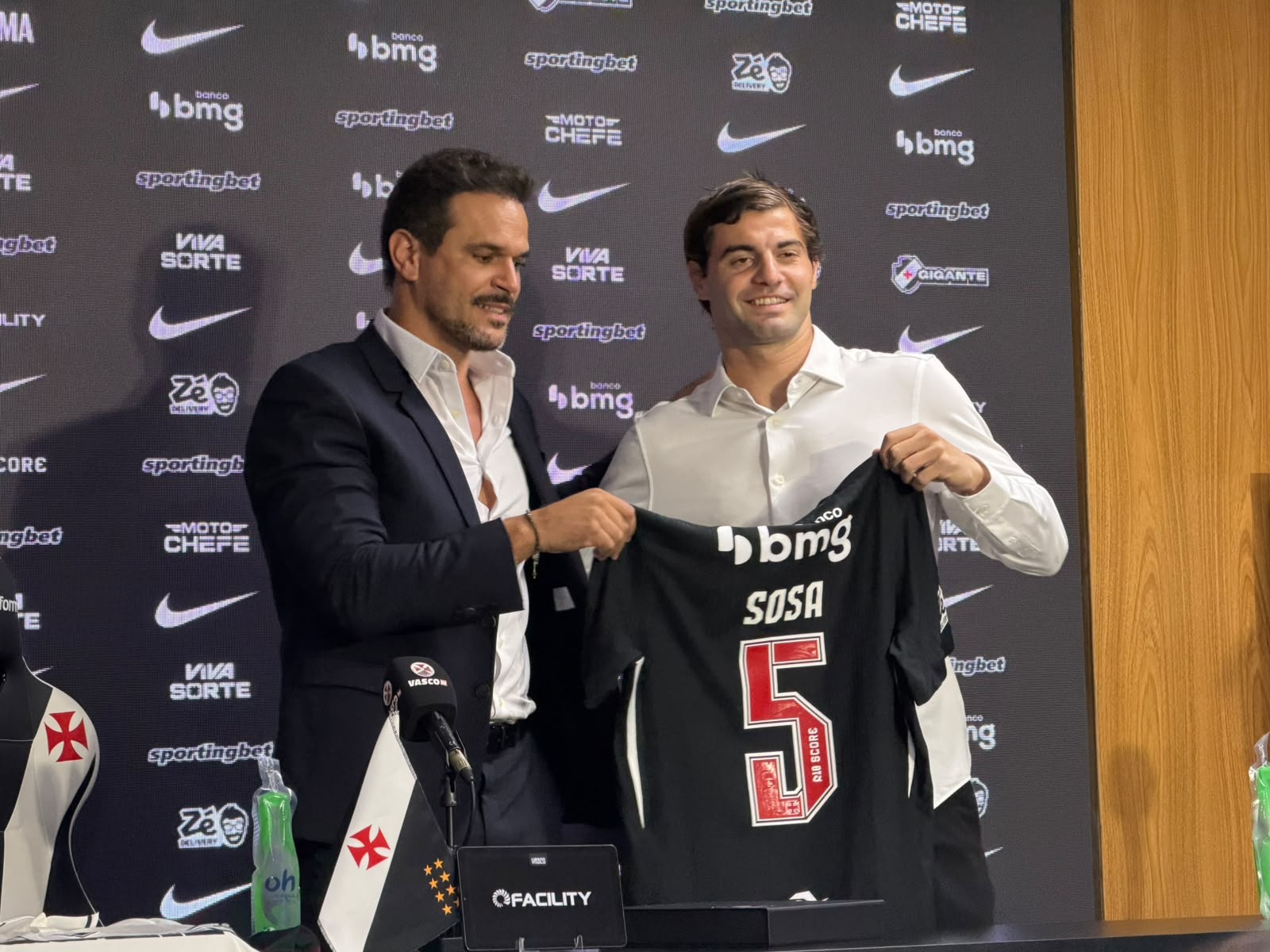 Sosa é apresentado pelo Vasco e promete brigar por títulos no clube