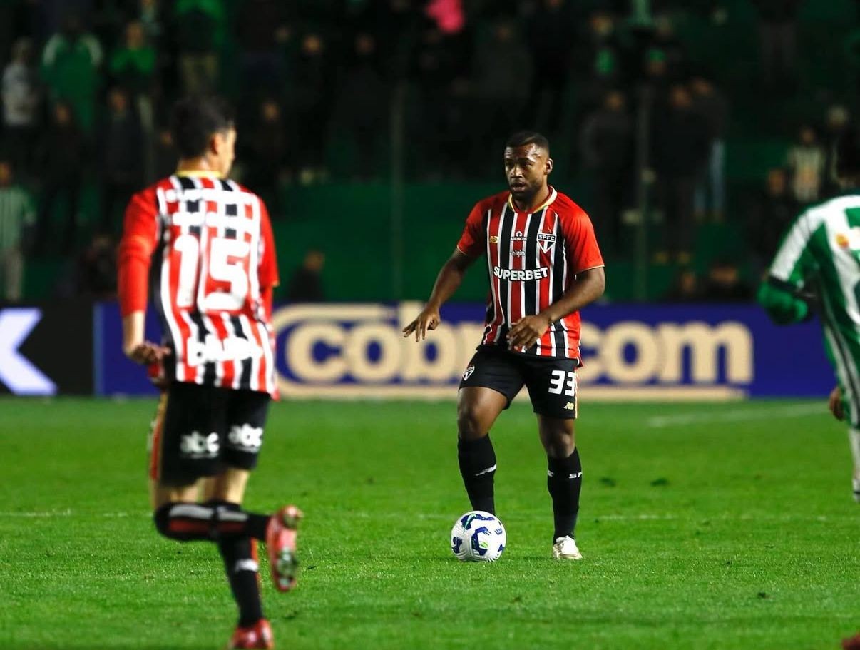 Botafogo negocia empréstimo do volante Luan, do São Paulo