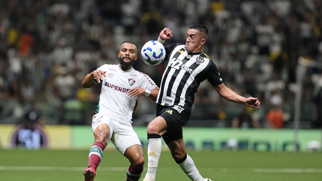 Samuel Xavier, do Fluminense, e Cuello, do Atlético-MG, em disputa de bola