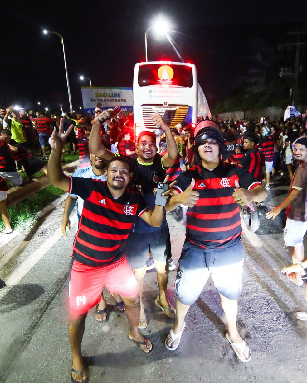 Torcida do Flamengo "escoltou" o ônibus do time até o hotel em São Luís — Foto: Divulgação / Flamengo